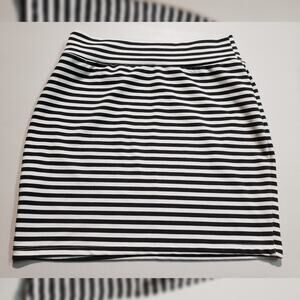 XXi Women's Large Black and White Striped Mini Skirt